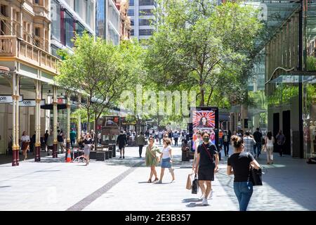 Einkäufer in der Pitt Street Mall im Stadtzentrum von Sydney während der Pandemie 19, Menschen mit Gesichtsmasken beim Einkaufen, Sydney, Australien Stockfoto
