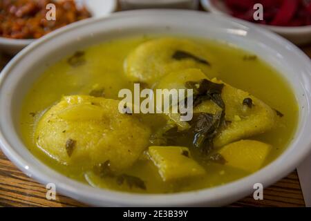 Traditionelle heissgelbe Kubbe-Suppe, ein berühmtes mittelöstliches Knödel-Suppengericht, serviert in einer Schüssel. Jerusalem, Israel. Stockfoto