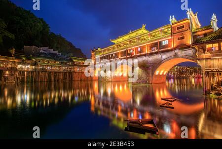 Hong Brücke (Regenbogenbrücke) in der Nacht in Fenghuang Altstadt, Hunan Provinz, China Stockfoto