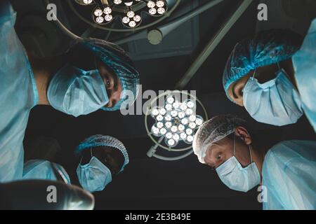 Der leitende Chirurg im Operationssaal, wo der Patient auf ihn wartet, und er beginnt mit der Operation. Real modern Hospital mit authentischem Ambiente Stockfoto