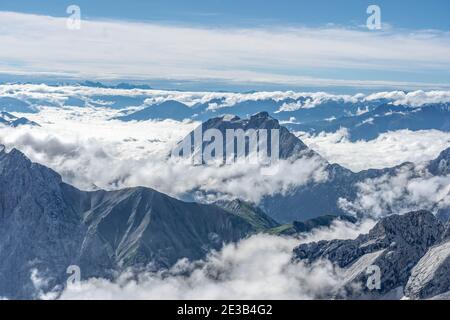 Morgens Nebelschwaden auf der Zugspitze Sommer in Deutschland Stockfoto