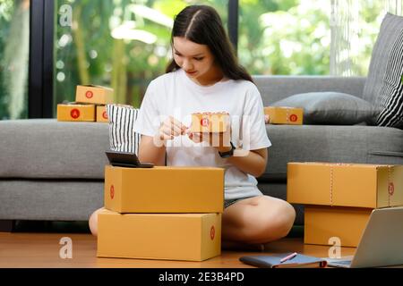 Verkäufer bereiten Waren an Kunden zu senden nach der Bestellung. Stockfoto