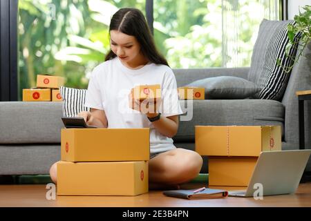 Verkäufer bereiten Waren an Kunden zu senden nach der Bestellung. Stockfoto