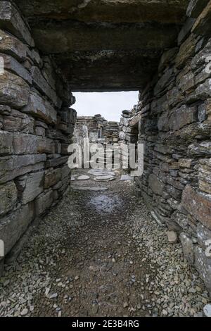 Blick auf den Steineingang in das Hauptgebäude des Broch of Gurness, einem Brochdorf aus der Eisenzeit an der Nordostküste von Orkney, Schottland Stockfoto