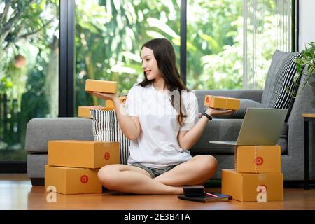 Verkäufer bereiten Waren an Kunden zu senden nach der Bestellung. Stockfoto