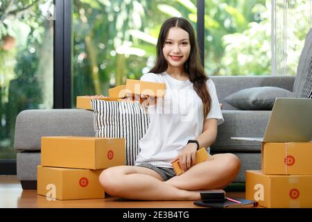 Verkäufer bereiten Waren an Kunden zu senden nach der Bestellung. Stockfoto