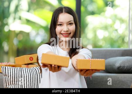 Verkäufer bereiten Waren an Kunden zu senden nach der Bestellung. Stockfoto