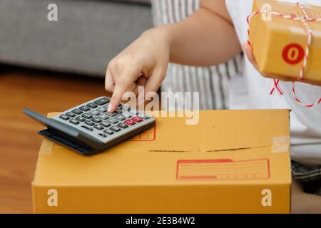 Verkäufer bereiten Waren an Kunden zu senden nach der Bestellung. Stockfoto