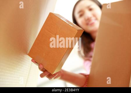 Verkäufer bereiten Waren an Kunden zu senden nach der Bestellung. Stockfoto