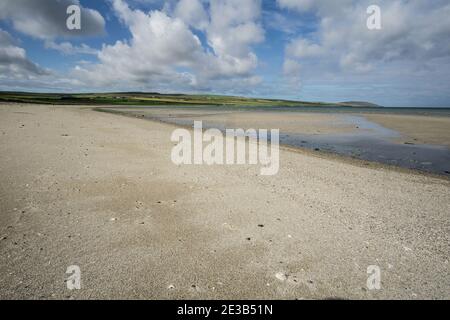 Blick auf die Sands of Evie in Aikerness Bay bei Ebbe. Die Bucht liegt an der Küste des Eynhallow Sound an der Nordwestküste des Festlandes Orkney, Schottland Stockfoto