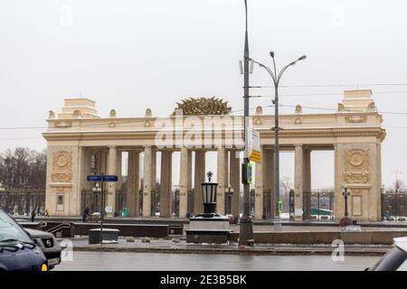 Der Haupteingang zum Gorki-Park in Moskau am 29. Januar 2019. Ein grauer Wintertag in der Hauptstadt Russlands. Sehenswürdigkeiten von Moskau. Central City Park mit alten Stockfoto