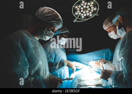 Der leitende Chirurg im Operationssaal, wo der Patient auf ihn wartet, und er beginnt mit der Operation. Real modern Hospital mit authentischem Ambiente Stockfoto