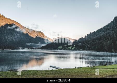 Haldensee im Sommer Morgenzeit in Österreich Stockfoto