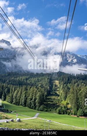 Starker Morgennebel Nebel über Zugspitze Seilbahn in Deutschland Stockfoto