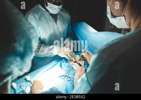 Der leitende Chirurg im Operationssaal, wo der Patient auf ihn wartet, und er beginnt mit der Operation. Real modern Hospital mit authentischem Ambiente Stockfoto