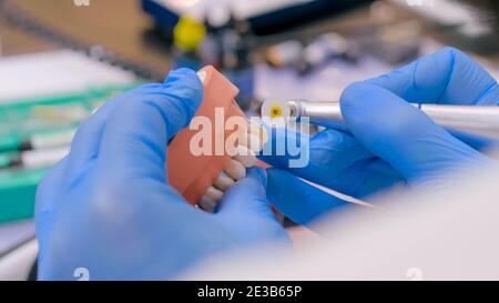 Zahntechniker arbeitet mit Zahnprothetik - Nahaufnahme Stockfoto