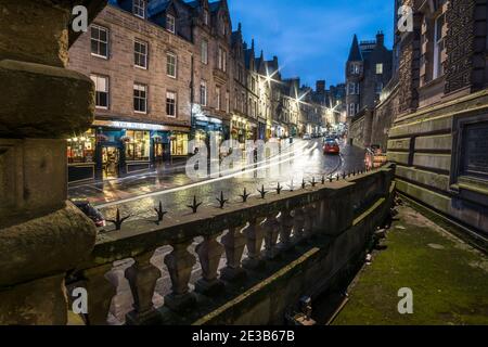 Nachtansicht der Cockburn Street, Edinburgh, Schottland, aufgenommen von der Unterseite von Warriston's Close Stairs an einem regnerischen Abend Stockfoto