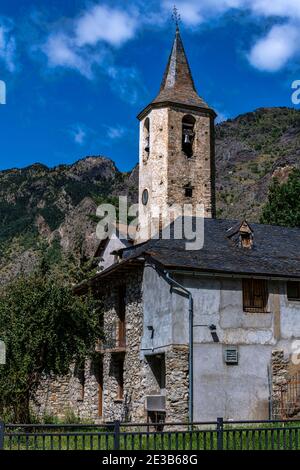 Kirche von Santa Llogaia im kleinen Dorf Espot, Pallars Sobira, Katalonien, Spanien. Stockfoto