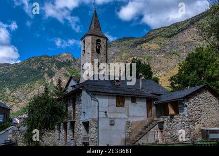 Kirche von Santa Llogaia im kleinen Dorf Espot, Pallars Sobira, Katalonien, Spanien. Stockfoto