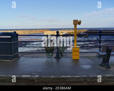 Teleskop und Seile bei Staithes mit Blick auf das Meer North Yorkshire Stockfoto