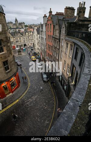 Blick auf die West Bow Street Edinburgh, Schottland, in Richtung Grassmarket in der historischen Altstadt der Stadt an einem regnerischen Tag Stockfoto