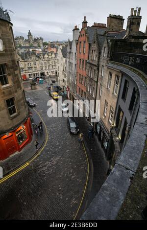 Blick auf die West Bow Street Edinburgh, Schottland, in Richtung Grassmarket in der historischen Altstadt der Stadt an einem regnerischen Tag Stockfoto