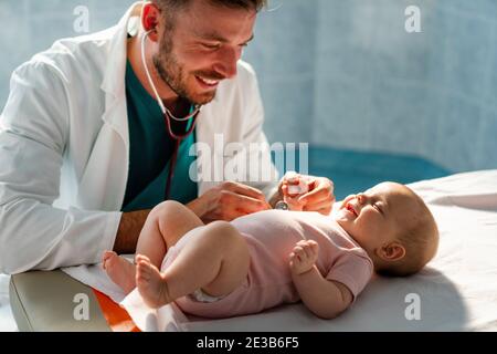 Kinderarzt Arzt untersucht Baby. Gesundheitswesen, Menschen, Untersuchungskonzept Stockfoto