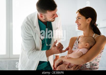 Pädiatrie Arzt untersucht kleines Baby. Gesundheitswesen, medizinische Untersuchung, Menschen Konzept Stockfoto