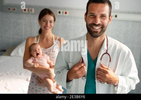 Pädiatrie Arzt untersucht kleines Baby. Gesundheitswesen, medizinische Untersuchung, Menschen Konzept Stockfoto