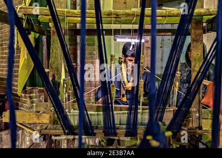 Weber Handwerker in Aminoddole Caravansarai oder Timche Plaza, Kashan Basar, Kashan, Iran. Stockfoto