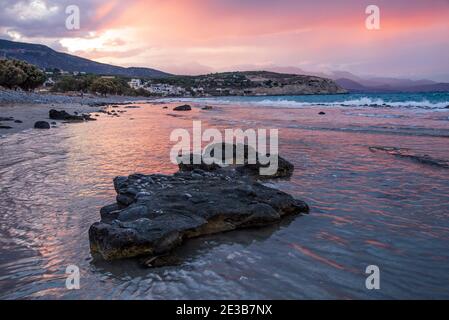 Schöne Aussicht auf Pachia Ammos Beach bei Sonnenuntergang mit spektakulärem Himmel. Kreta Island, Griechenland Stockfoto