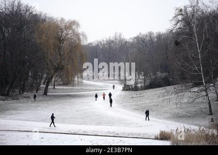 Berlin, Deutschland. Januar 2021. Passanten wandern am Morgen durch den verschneiten Volkspark Wilmersdorf. Quelle: Kay Nietfeld/dpa/Alamy Live News Stockfoto