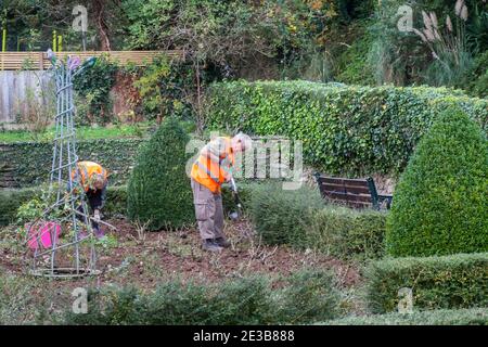 Freiwillige von der Gartenbaugruppe Newquay in Bloom arbeiten in den Trenance Gardens in Newquay in Cornwall. Stockfoto