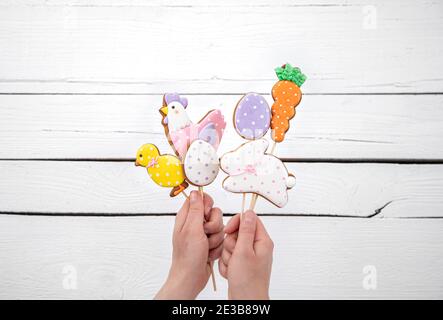 Nahaufnahme von hellen OsterLebkuchen auf Stöcken. Das Konzept der Einrichtung für die Osterferien. Stockfoto