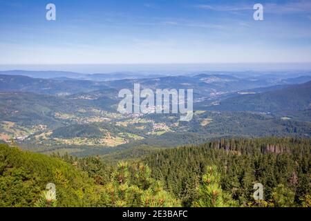 Blick von Babia Gora in Beskid Sadecki in Polen, Berglandschaft an einem sonnigen Sommertag Stockfoto