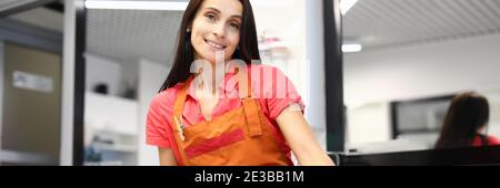 Professionelle Barber halten Schere in zwei Hand auf Innenhintergrund. Stockfoto