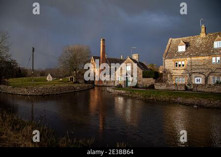 Schöne Aufnahme des Schornsteins und der Mühle in Lower Slaughter Village, Cotswolds Region, England Stockfoto