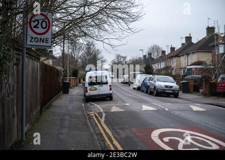 Cambridge UK Januar 2020 schmale Straße in den Außenbezirken von cambridge City, Speedbump auf der Straße mit der angegebenen Geschwindigkeitsbegrenzung von 20 mph. Rotes Schild i Stockfoto