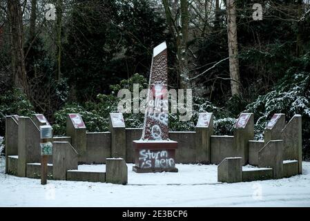 18. Januar 2021, Niedersachsen, Göttingen: Die Inschrift "alles Lüge. Q' ist auf einer Stele am Nobelpreisträger Rondell auf dem Göttinger Stadtfriedhof zu sehen. Auch die acht Gedenktafeln der Göttinger Nobelpreisträger sind mit Farbe beschmiert. Der Brief wird oft als Symbol der Verschwörungstheorie "QAnon" verwendet. Die Göttinger Polizei ermittelt, nachdem auf dem Denkmal für die Nobelpreisträger der Universitätsstadt Farbe aufgetündet wurde. Foto: Swen Pförtner/dpa Stockfoto