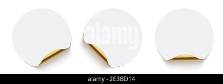 Weiß geklebte runde Sticker mit goldenem Curling-Set an der Rückseite. 3d kreisförmige leere Papieretiketten Vektordarstellung. Abzeichen mit glänzendem Peel effe Stock Vektor
