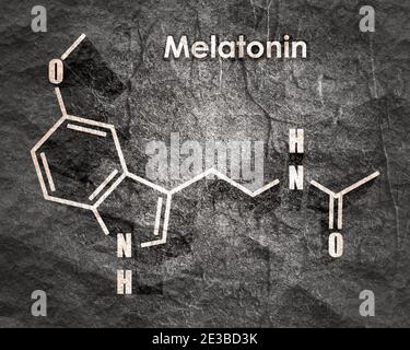 Chemische Summenformel des Melatoninhormons. Beim Menschen spielt es eine Rolle bei der zirkadianen Rhythmussynchronisation. Stilisierte konventionelle Skelettformel. Stockfoto