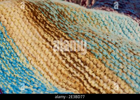 Gestrickte mehrfarbige Wolle handgemachte Karo, Nahaufnahme, kreative Hintergrund. Stockfoto