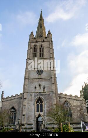 OAKHAM, RUTLAND, ENGLAND – Dezember 31 2020: All Saints Church in Oakham, Rutland, England Stockfoto