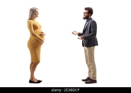 In voller Länge Profilaufnahme einer schwangeren Frau und ihr Ehemann mit einem Gespräch isoliert auf weißem Hintergrund Stockfoto