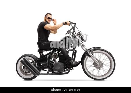 Fit jungen Mann auf einem Chopper Motorrad isoliert auf weiß Hintergrund Stockfoto