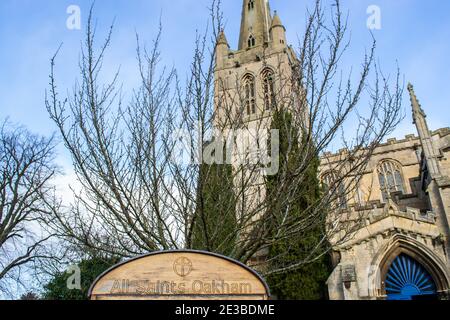 OAKHAM, RUTLAND, ENGLAND – Dezember 31 2020: All Saints Church in Oakham, Rutland, England Stockfoto