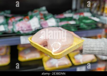 Bild von verpackten Hühner Fleisch mit Frau Hand in der Supermarkt Stockfoto