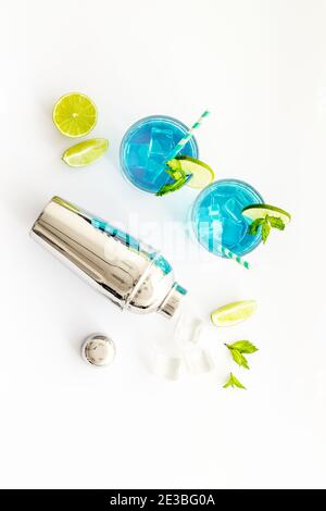 Blaue Cocktailgetränke mit Bargeräten und Eis, Blick von oben Stockfoto