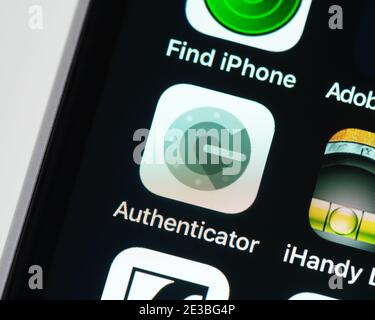 Google Authenticator App-Symbol auf dem Apple iPhone-Bildschirm. Google Authenticator generiert 2-Schritte-Verifizierungscodes auf dem Telefon für eine höhere Sicherheit. Stockfoto