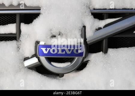 Volvo Auto Logo auf dem Auto Grill unter einer Schicht von Schnee. Winter. Stockfoto